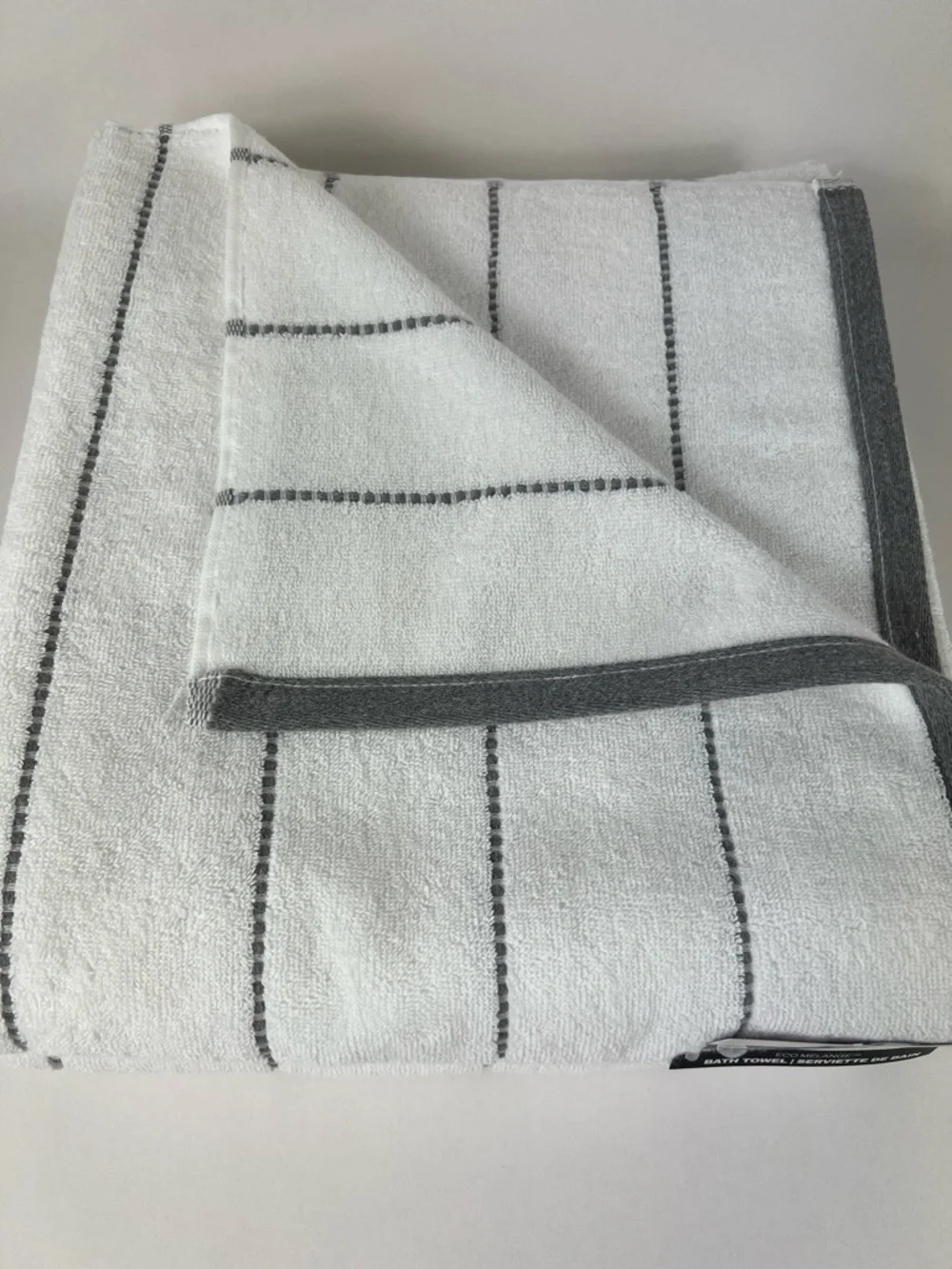 DKNY Bath Towels Eco-melange White Gray Plush Cotton Absorbent Set of 2 NEW